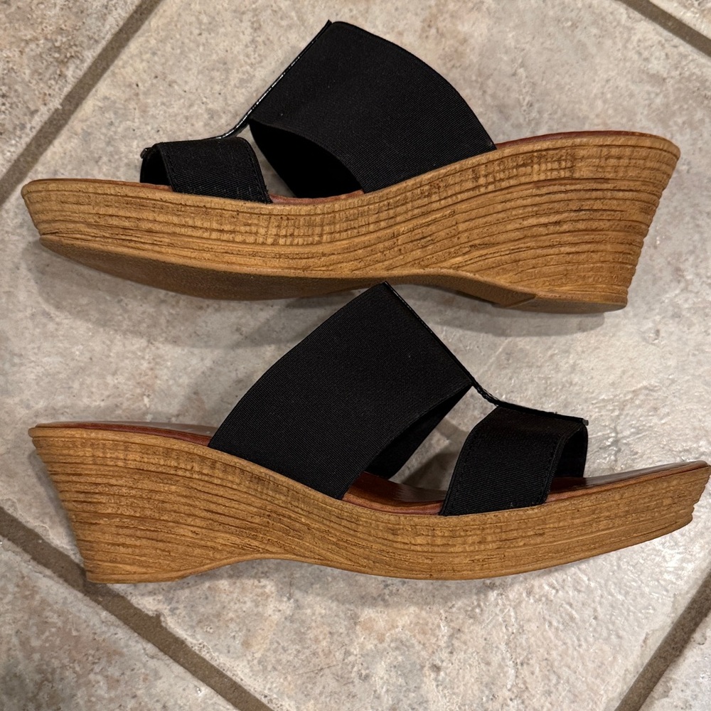 Italian Shoemakers Black and Tan Sandals - Picture 3 of 7